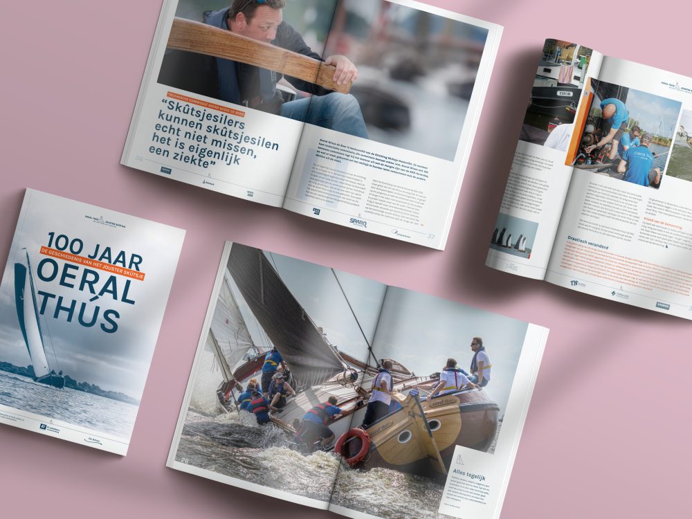 Jouster Skûtsje Oeral Thús – magazine spreads en zeilactiebeelden